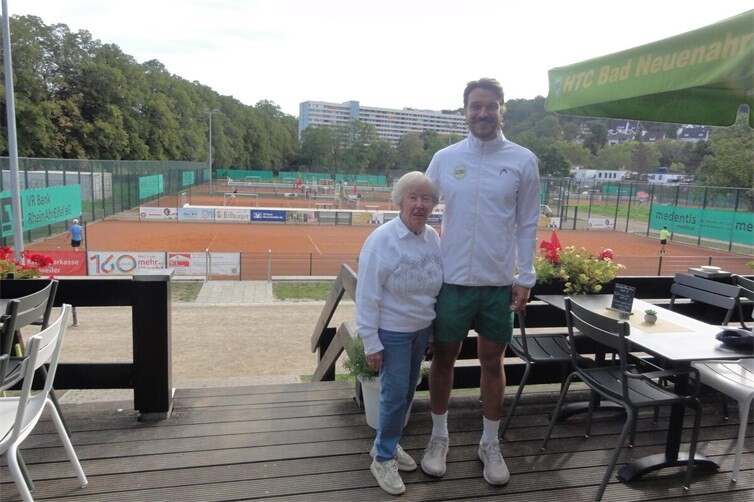 (v.li.): Ingrid Hübner, HTC-Legende und Alexander Leeser, HTC-Sportwart
