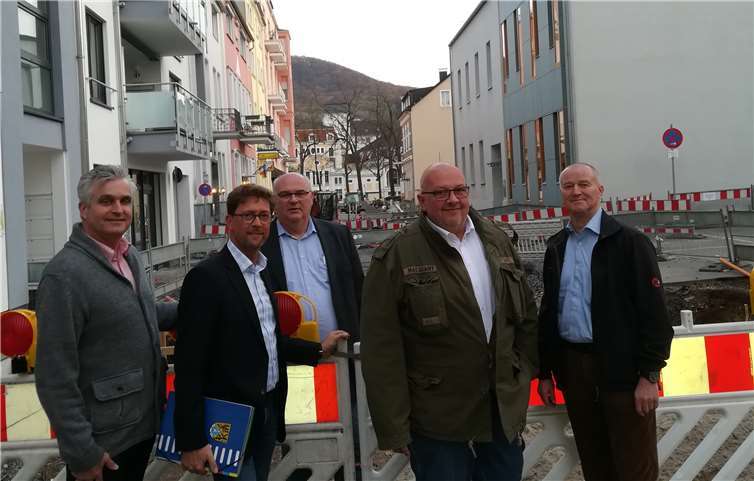 (v.li.) Jens Hetfleisch-Stephan, Detlef Odenkirchen, Klaus Schneider, Frank Jeub und Ulrich Krafft an der Baumaßnahme in der Hans-Frick-Straße in Bad Neuenahr.Privat