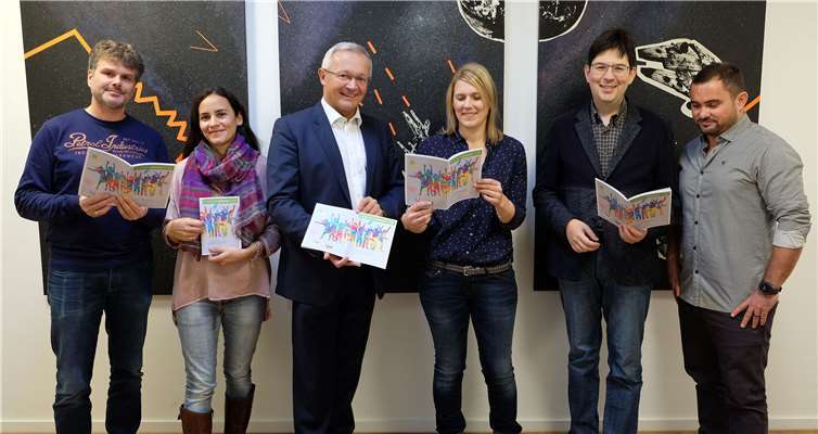 (v.li.) Jürgen Gügel, Diana Alvarado Salaverry (beide Kinder- und Jugendbüro), Achim Hallerbach (Landrat), Simone Höhner (bisherige Kreisjugendpflegerin), Michael Mang (Bürgermeister), Franlin Toma (Kreisjugendpfleger) freuen sich über den neuen Freizeitplaner.Stadt Neuwied