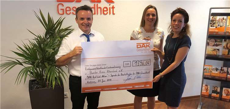 (v.li.) Jürgen Wilhelm (Leiter DAK Koblenz), Bianca Gras (Kundenberaterin DAK), Petra Butter (Bunter Kreis Rheinland).Foto: privat