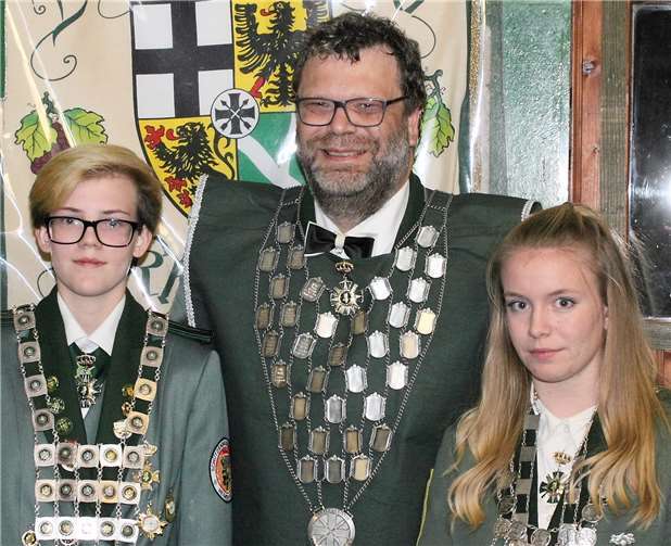 (v.li.) Jungschützenprinzessin Ivonne Gerhartz, Bezirkskönig Helmut Beu, Schülerprinzessin Leonie Deffland.Privat
