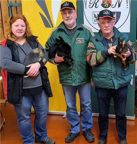 (v.li.) Katja Funke mit ihren Zwergwiddern lohfarbig blau, Egon Göbel mit seinen Alaska, Karl Schomers mit seinen Lohkaninchen braun.Foto: Katja Funke