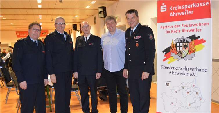 (v.li.): Kreisfeuerwehrinspekteur Michael Zimmermann, Wehrleiter Altenahr Frank Linnarz, Wehrleiter Grafschaft Achim Klein, Diplom-Meteorologe Bernd Fischer, stellvertretender Vorsitzender des Kreisfeuerwehrverbandes Ahrweiler Alexander Krahe.Fotos: AB
