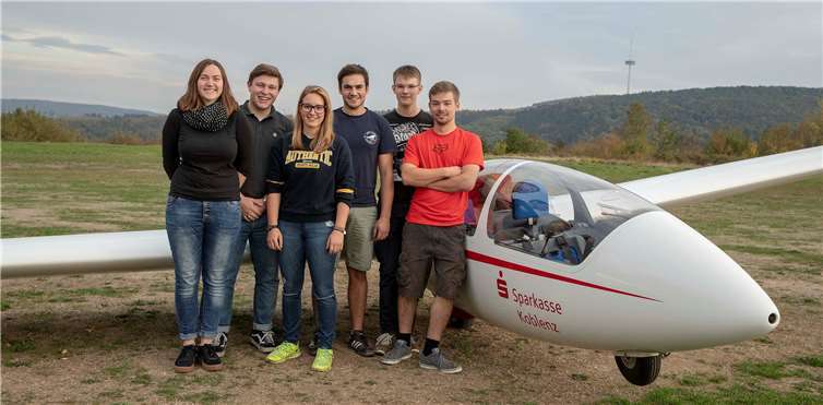 Flugsport fördert die Gemeinschaft und stärkt das Selbstbewusstsein (v.li.) Lena Etzkorn, Harvey Kerschbaumer, Hannah Dauer, Johannes Kohl, Louis Watermeyer und Florian Nikodemus gehören der rund 30-köpfigen Jugendgruppe an.Aeroclub