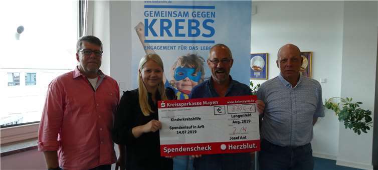 (v.li.) Manfred Schäfer, Michelle Arck Deutsche Krebshilfe e.V in Bonn, Josef Ant , Rudi Müller.Foto: privat