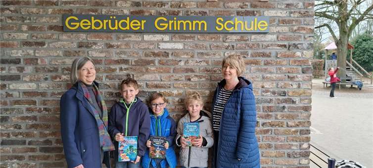 v.li: Maria Golla, Jakob D. nahm den Preis für Julius V. entgegen, Adrian R., Elias M., Mareike Thelen.  Foto: Engel-Quast