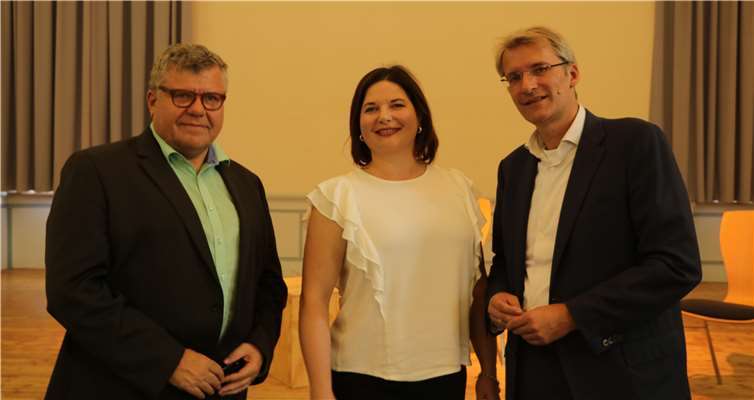(v.li.) Michael Mahlert (erster Kreisbeigeordnete), Christine Aßmann (stellvertretende Schulleiterin Rhein-Wied-Gymnasium), Elmar Theveßen.RWG