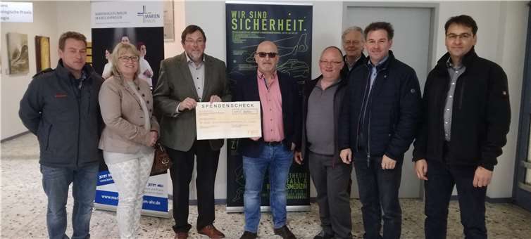 (v.li.) Michael Müller, Elke Backes, Bernd Schiffarth, Alwin Brenner, Hans-Peter Diel, Albert Schomers, Udo Adriany, Stefan Schmitz bei der Scheckübergabe.Foto: privat