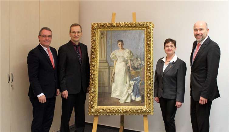 Else von Wedderkop reiht sich ein (v.li.) Michael Weltken (KSK), Bürgermeister Andreas Geron, Museumsleiterin Agnes Menacher und Guido Mombauer (KSK) heißen das Porträt der Else von Wedderkop in Sinzig willkommen.Foto: HG