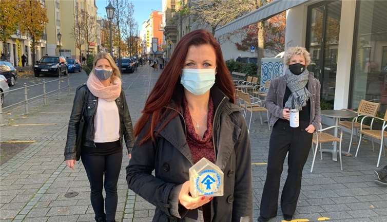 (v.li.) Michaela Wolff (Kinderschutzbund KV Ahrweiler e.V.), Daniela Angerer (Schirmherrin der Spendenaktion) und Irini Höfer (Kinderschutzbund KV Ahrweiler e.V.). Foto: privat