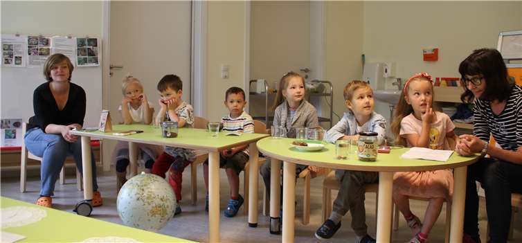 (v.li). Nina Jansen (Erzieherin), Lena, Olcan, Jordan, Emma, Ivan, Daniela, Christina Abt (Erzieherin).