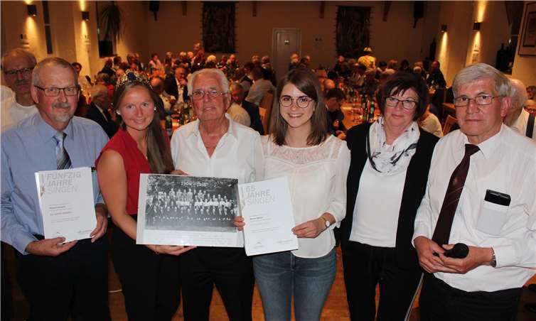 (v.li.) Norbert Henseler, Corinna Gilles, Werner Dresen, Miriam Marner, Rita Löhndorf, Helmut Fischer bei der Ehrung.Fotos: WITE