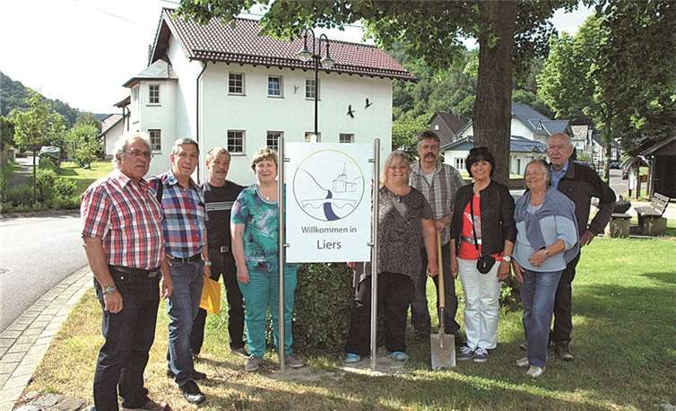 v.li. Ortsbürgermeister Hans-Josef Weber, Vorsitzender der Dorfgemeinschaft Liers Heribert Wald mit Bürgern der Dorfgemeinschaft Liers. UM