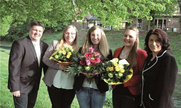 v.li. Ortsbürgermeister Rüdiger Fuhrmann, Weinprinzessin Veronique Schäfer, Weinkönigin Celine Schäfer, Weinprinzessin Jenny Lahr, Vorsitzende Weinort Altenahr Eva Flügge. UM