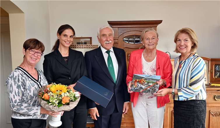 (v.li.) Ortsvorsteherin Angela Linden-Berresheim, Kreisbeigeordnete Christina Steinhausen, Hans und Anna-Maria Grube, Beigeordnete Rita Höppner.Foto: AB