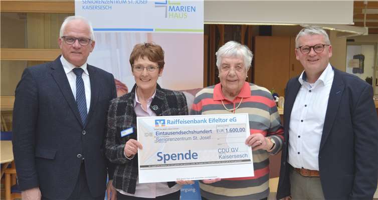 (v.li.) Peter Bleser MdB, Heimleiterin Ute Dany, Marianne Henzgen und Gerhard Weber.Privat