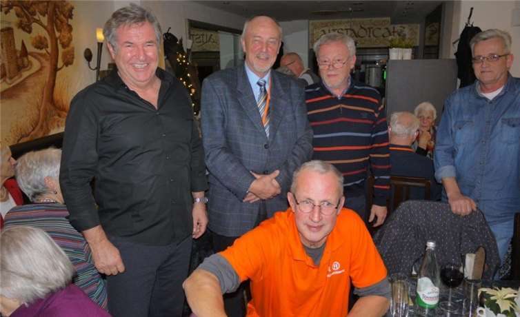 (v.li.) Peter Mauel und Dr. Uwe Petersen, Vorsitzender der Tafel, sowie Tafel-Ehrenamtler.Foto: privat