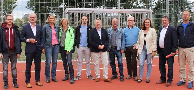 (v.li.) Philipp Apostel (Eigenbetrieb Grünflächen- und Bestattungswesen), Fritz Naumann (Ratsfraktion SPD), Alexandra Zinndorf (Regenbogen Grundschule), Ulrike Bourry (Quartiersmanagement Lützel, Ratsfraktion Bündnis 90, Grüne), Dennis Feldmann (SPD OV Lützel), Bürgermeisterin Ulrike Mohrs, Torsten Schupp (Ratsfraktion WGS), Manfred Bastian (Ratsfraktion SPD), Ute Wierschem (Ratsfraktion SPD), Thomas Muth (Jugendamt), Oliver Stracke (Eigenbetrieb Grünflächen- und Bestattungswesen).Foto: Stadt Koblenz