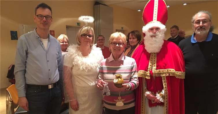 v.li.: Präses Pfarrer Norbert Missong, Engel Cäcilia, Hildegard Reis, Nikolaus, Chorleiter Gerhard Schlich.privat