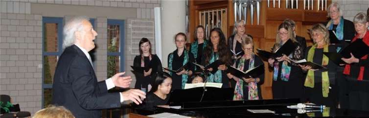 (v.li.) Prof. Heribert Beissel und die Pianistinnen Yoshiko Hashimoto sowie Ah-Young Kim mit dem Chor. Privat