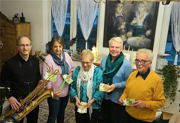 v.li. Ralf Reinarts vom Bonner Saxofon-Ensemble, Iris Remus Kinderhospiz Bonn, Hildegard Güttes, ev. Pfarrer Michael Schankweiler, Karl-Heinz Güttes. Fotos: privat