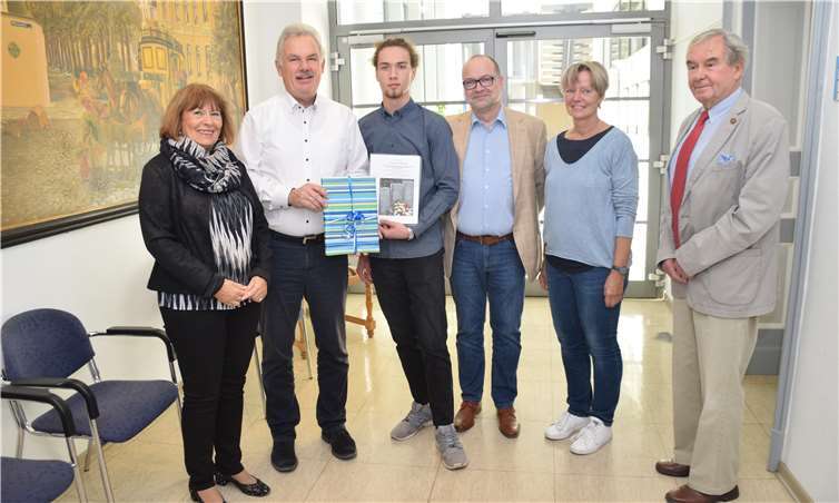 (v.li.) Ratsfrau Tamara Vogt, Bürgermeister Stefan Raetz, Leonard Gibalowski, Vater Jürgen Gibalowski, Lehrerin Daniela Roggendorf, Peter Mohr.Eich