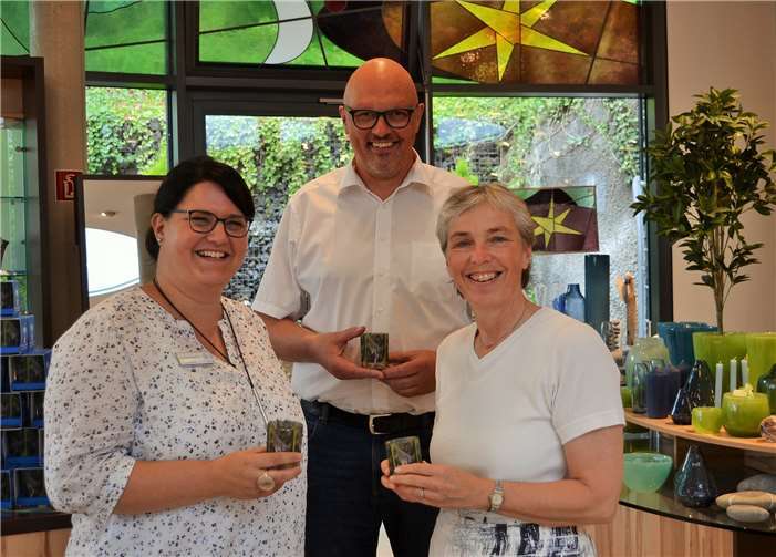 (v.li.) Sandra Friedrich, Matthias Wilken und Irmgard Hillesheim bei der Übergabe der Lichter.Privat