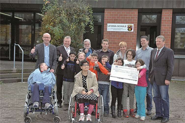 v.li. Schulleiter Gerd Jung, Landrat Dr. Jürgen Pföhler, Konrektor und Mitglied Förderverein Alois Schmickler, Alle DLRG Adenau, Technischer Leiter Christoph Wasserzier, Beisitzerin Marita Stegemann-Nelles, Schatzmeister Dirk Lenzen, Vorsitzender Udo Wasserzier. -UM-