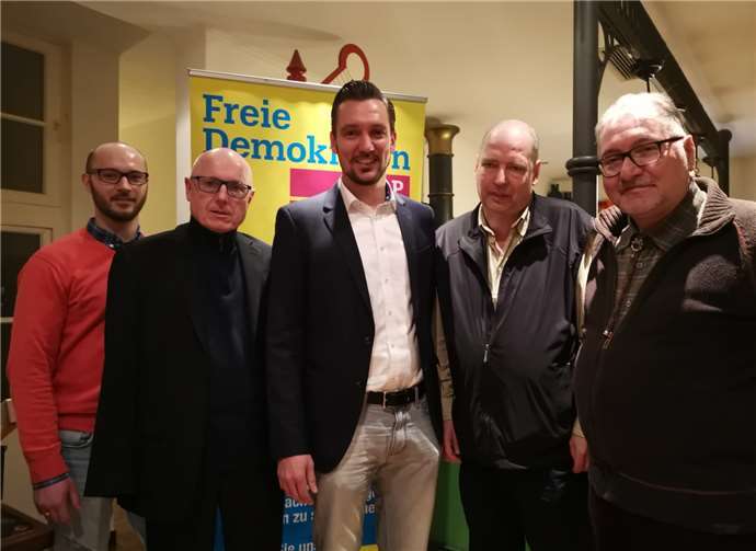 (v.li.) Sebastian Peter Czernik (1. Vorsitzender FDP Altenahr), Ulrich van Bebber (1. Vorsitzender FDP Ahrweiler), Thomas Karutz (Verbandsbürgermeister Kandidat der CDU), Sven Rogatschew, Karl Heinz Kreuzberg (2. Vorsitzender FDP Altenahr).Foto: FDP Altenahr