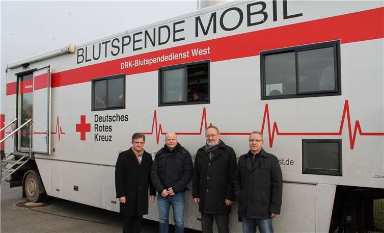 (v.li.) Thomas Schmidt - Geschäftsführer DSG-Canusa Rheinbach, Oliver Trampenau - Werksleitung SARSTEDT Rheinbach, Reinhard Wannovius - Personalleitung DSG-Canusa Rheinbach, Hans Eberhard Dorow - Wirtschaftsförderung Stadt Rheinbach.Foto: privat