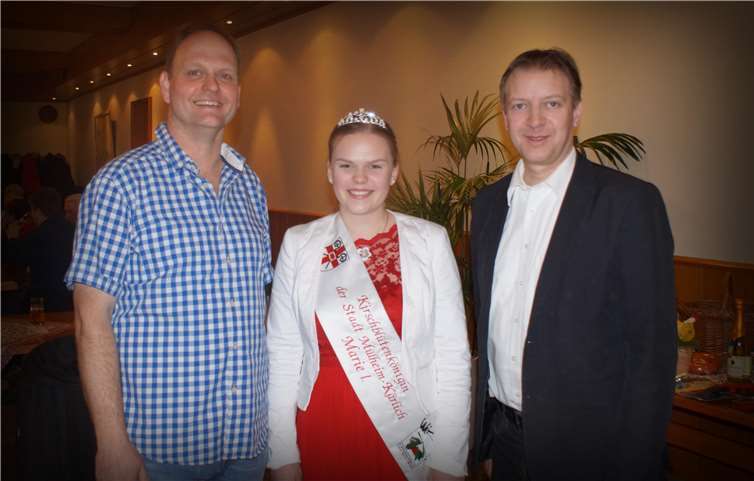 (v.li.) Thomas Schneider (1. Vorsitzender des Obst- und Gartenbau-Vereins Mülheim), die Kirschblütenkönigin Marie I. (Marie Gebauer) und Horst Hohn (Gästeführer in Mülheim-Kärlich) freuen sich auf die Neuauflage der Kirschblütenwanderung.Privat