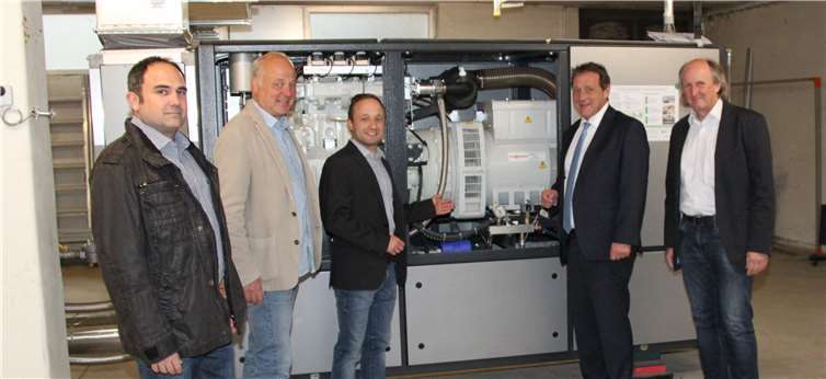 (v.li.): Torsten Schöw (Ingenieurbüro), Joachim Winkes (Schulleiter Ernst-Barlach-Realschule plus), Ralph Kaiser (Kreisverwaltung Montabaur), Landrat Achim Schwickert und Nino Breitbach (Schulleiter Gymnasium im Kannenbäckerland).Foto: Pressestelle der Kreisverwaltung