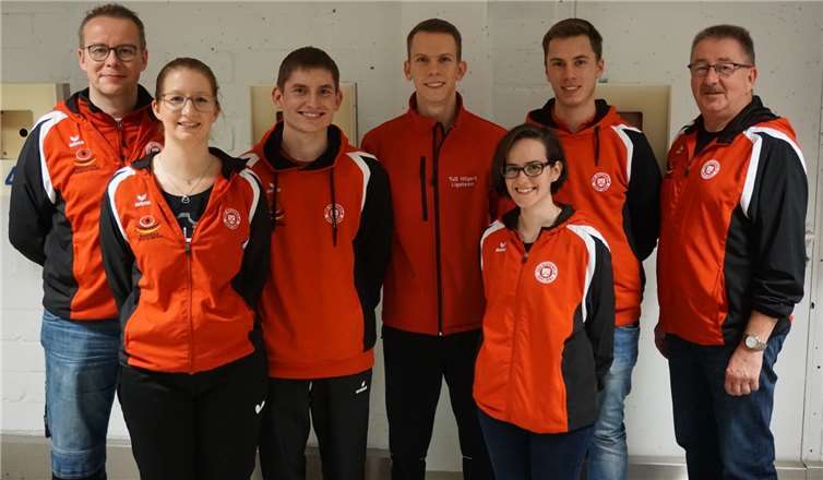 (v.li.) Trainer Carsten Hees, Natalie Kexel, Sebastian Herrmany, Justin Giesbrecht, Yasmina Schins, Christian Schmal und Mannschaftsführer Gerd Kexel.Foto: privat
