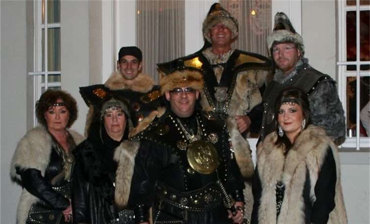 (v.li.) Ulla Schneider (Kasse), Björn Hepenstrick (2. Geschäftsführerin), Marita Kuhsel (1. Zeugwart), Markus Blum-Biermann (Attila), Oliver Schmidt (2.Zeugwart), Manuel Mertesacker (1. Geschäftsführer), Mona Salz (Schriftführer). privat