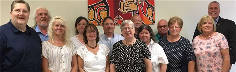 (v.li.) VdK-Kreisvorsitzender Heinz-Wilhelm Schaumann, Hans-Ernst Pollig, Gabriele Weiler, Lydia Schmalenstrot, Renate Kurth, Alois Heinzgen, Rosemarie Schmitt, Herbert Schröder, Helga Pollig, Heinz-Dieter Dilgen, Ilse Fuchs, Brunhilde Eggers, Ortsbürgermeister Walter Schneider.Foto: VdK AW