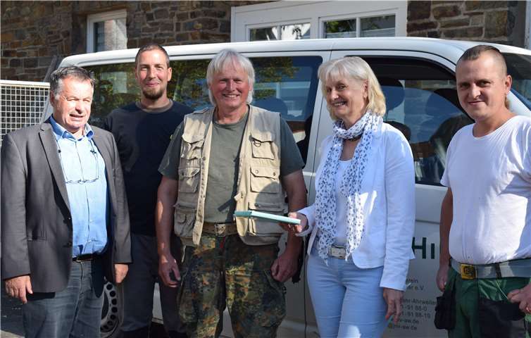 (v.li.) Vereinsvorsitzender Friedhelm Münch, Mitarbeiter Istvan Repka, Jubilar Ulrich Jablonowski, Geschäftsführerin Petra Rademacher und Mitarbeiter Jaroslaw Duda.Jugend-Hilfe-Verein