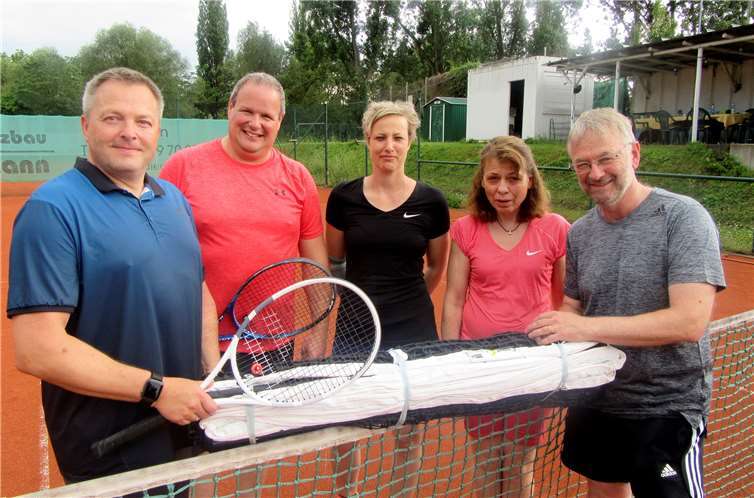 (v.li.) Volker Schmidt und Sascha Grzenia überreichen die neuen Netze an Monika Koschel, Ellen Kriechel und Wolfgang Häßel vom TK-Sinzig.Foto: privat