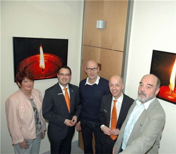 v.li. Vorsitzende Kunstförderverein EifelArt Dietlind Greifenhagen, Direktor Regionalmarkt Eifel Thomas Klassmann, Künstler Max Ströder, Filialleiter Volksbank Adenau Alex Frings, Martin KaiserUM