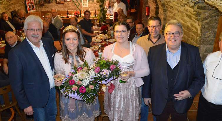 (v.li.) Vorsitzender Eduard Krahe, Weinkönigin Karolina Schmitz, Weinprinzessin Antonia Langen sowie die Vorstandsmitglieder Dirk Gertler, Ralf Kurtenacker und Slawko Schlauf.Foto: AB