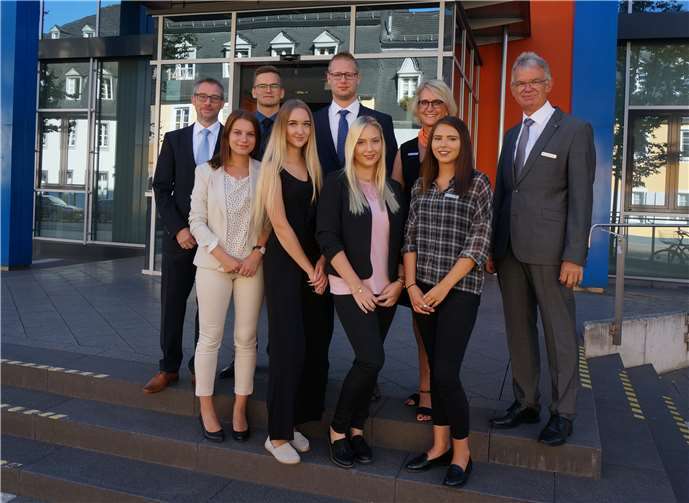 Sechs neue Auszubildende (v.li.) Vorstand Matthias Herfurth, Jennifer-Lena Wulff, Michel Dyck, Amanda Bäck, Tobias Bingel, Meike Königsfeld, Ausbildungsleiterin Sonja Oswald, Denise Kadri und Vorstandssprecher Andreas Harner.Privat