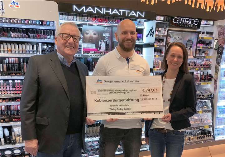 „Giving-Friday“ im dm-Drogeriemarkt Lahnstein (v.li.) Vorstandsvorsitzender Rainer Linnig, dm-Filialleiter Diego Fleischer sowie Geschäftsführerin Kathleen Benekenstein.R. Hennequin