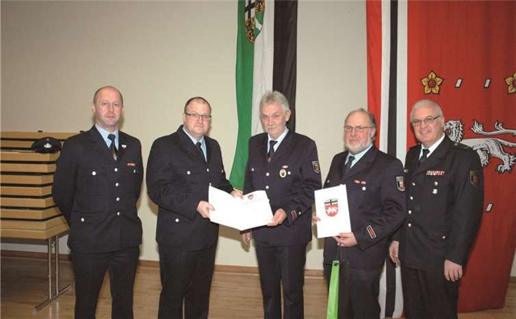 v.li. Wehrleiter Dieter Merten, Bürgermeister Guido Nisius, Siegfried Rausch, Alfred Gillessen, Kreisfeuerwehrinspekteur Udo Schumacher.UM