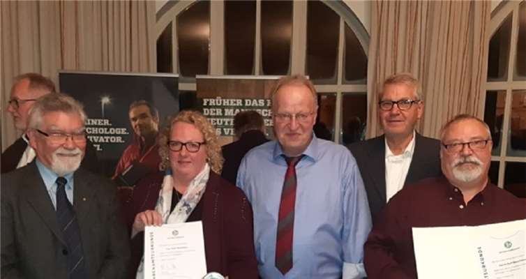 (v.li.) Werner Kuhn (Ehrenamtsbeauftragter des Fußballkreises Koblenz), Gabi Naunheim, Dirk Janotta (Vizepräsident des Deutschen Fußballbundes), Dieter Kerschsieper (Vizepräsident im FV Rheinland) und Ralf Naunheim.Foto: privat