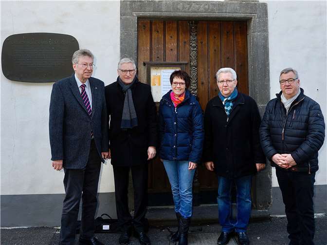 (v.li.) Werner Schüller, Dieter Zimmermann, Andrea Wittkopf, Edgar Flohe, Harald Knieps vor der Kapelle St. Josef.