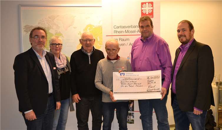 (v.li.) Werner Steffens, Inge Michels-Proft, Hermann-Josef Bernert und Hartmut Schwinn bedanken sich bei (v.re.) Jörg Rausch und Joachim Engel für die sehr große Spende von 4.000 Euro. Dieses Geld hilft Menschen in der Region, denen das Nötigste fehlt.E.T. Müller