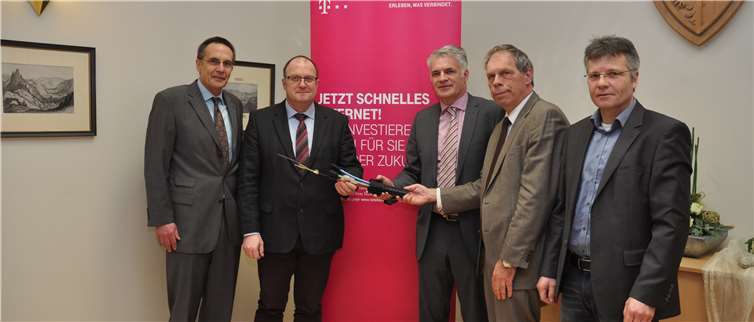 (v.li.) Winfried Moser (Deutsche Telekom Privatkunden-Vertrieb GmbH), Guido Nisius (Bürgermeister der Verbandsgemeinde Adenau), Thomas Müller (Deutsche Telekom Privatkunden-Vertrieb GmbH), Achim Haag (Bürgermeister der Verbandsgemeinde Altenahr), Thomas Jüngling (Deutsche Telekom Technik GmbH).Privat