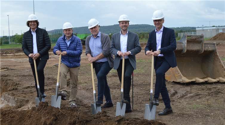 (v.li.) Wirtschaftsförderer Marc Bors, Kaufmännischer Leiter Markus Schneider, Planer und Generalunternehmer Werner Kaiser, Bürgermeister Björn Ingendahl und Geschäftsführer Dr. Michael Büchner.Foto: AB