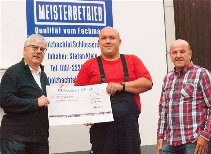 (v.li.) Wolfgang Runkel, Stefan Klein und Jürgen Eisenhuth bei der Scheckübergabe der Holzbachtal-Schlosserei.Privat