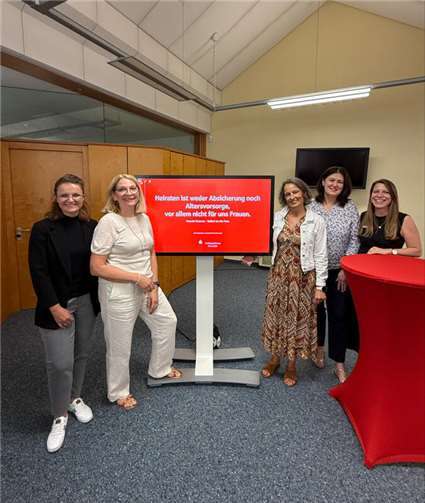 v.li. nach re.: Anna Reimann Provinzial,Sabine Schmitz, Helga Grünewald, Silvia Arends, Lisa Klose (alle Kreissparkasse Ahrweiler)  Foto: Marco Seydel