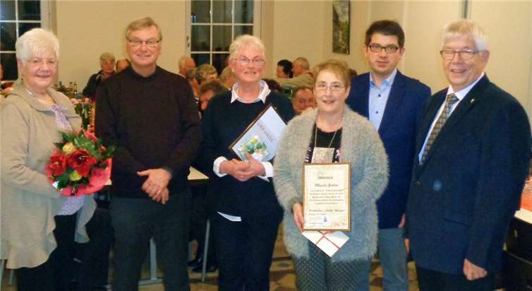 v.links: Hedwig Gorbach, Pastor Dupont, Ursula Dresen, Monika Josten, Chorleiter Markus Prange und 1. Vorsitzender Georg Jostenprivat